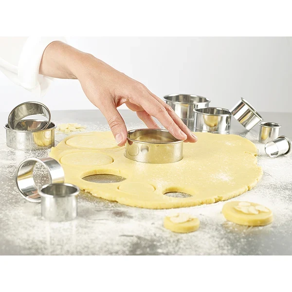 Boîte de 14 découpoirs ronds lisses en inox 2 à 11 cm Mathon