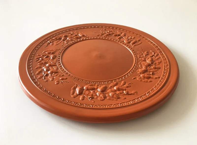 Assiette romaine ancienne avec relief des glands - céramique sigillée