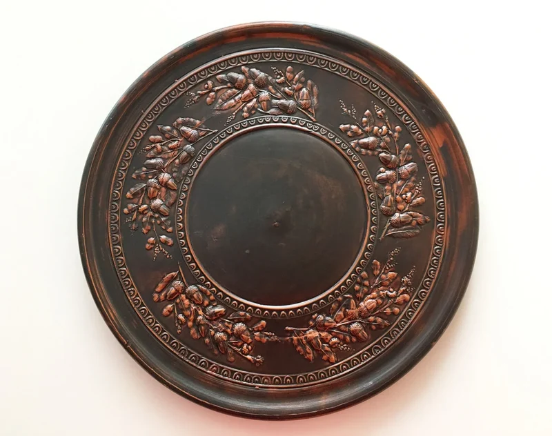 Assiette romaine avec relief des glands - céramique sigillée