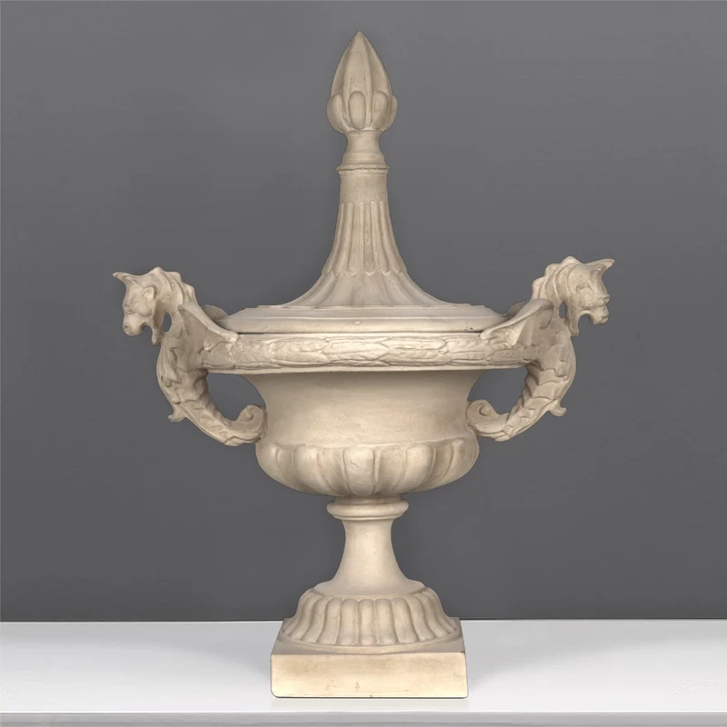 Urne en marbre avec un hippocampe - grande sculpture en marbre blanc