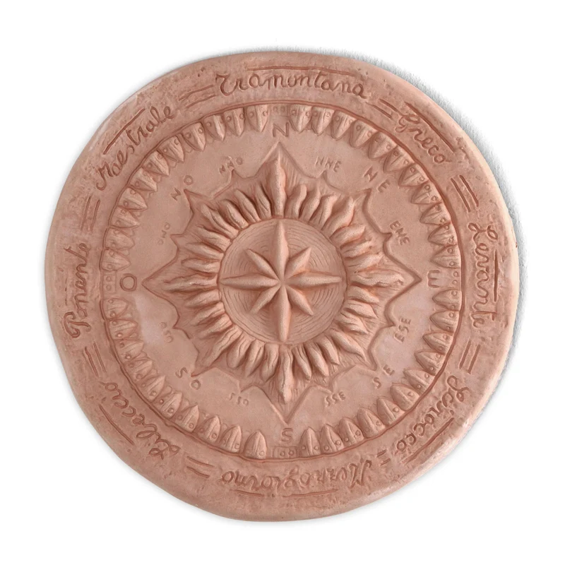 Bas-relief de la rose des vents en terre cuite