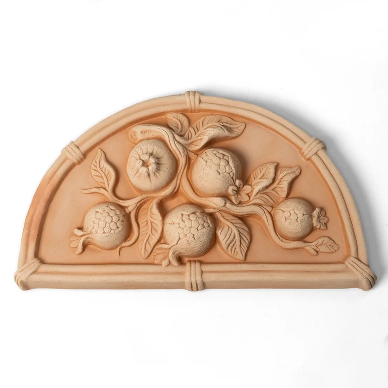 Bas-relief grenade en terre cuite