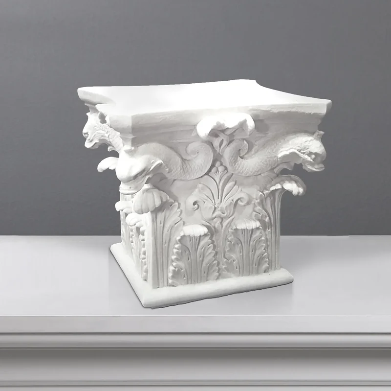 Chapiteau classique avec des dauphins - grande sculpture en marbre blanc