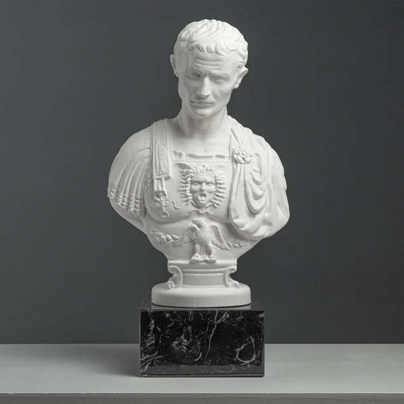 Buste de Jules César avec cuirasse – d’après Andrea Ferrucci (sur socle en marbre noir)