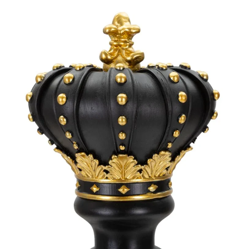 Pièce d’échecs du roi noir et dorée (sculpture moderne)