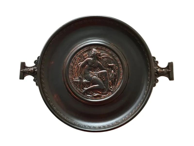 Plateau romain avec un relief de la déesse Diane (noir) - céramique sigillée