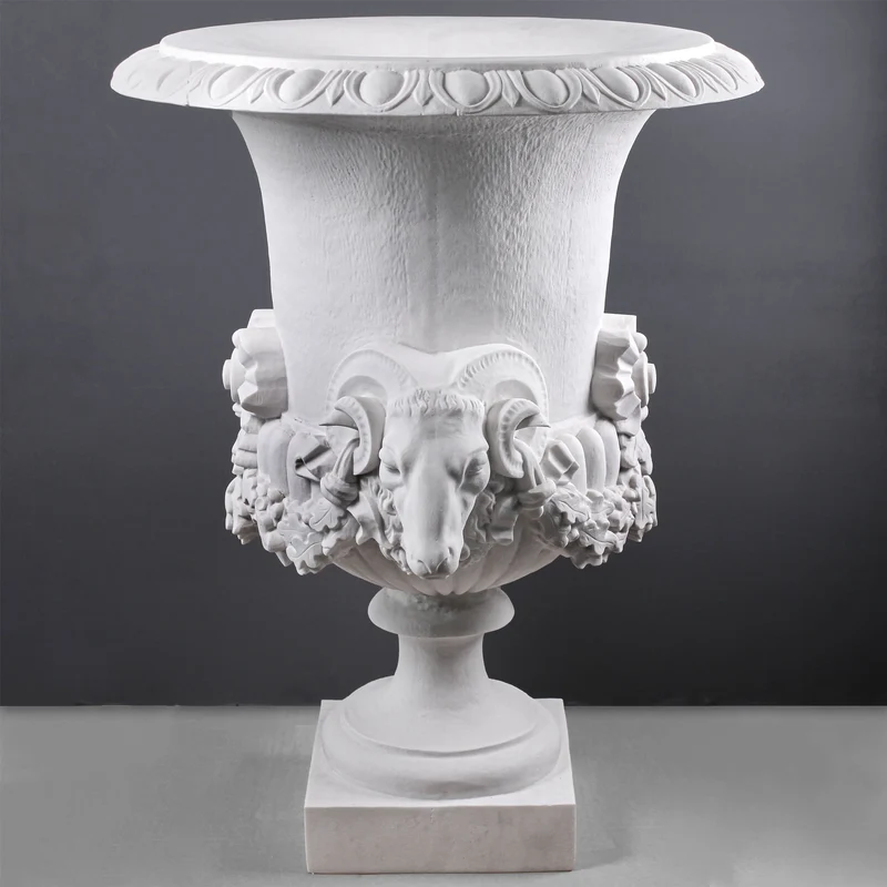 Pot de fleur avec bélier - grande sculpture en marbre blanc