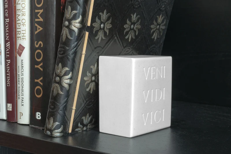 Serre-Livres Veni Vidi Vici – Sculpture d’Inscription Romaine