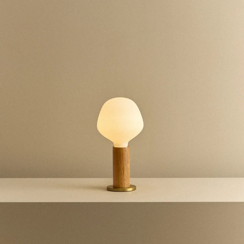 Knuckle Table Lamp in Oak + Enno