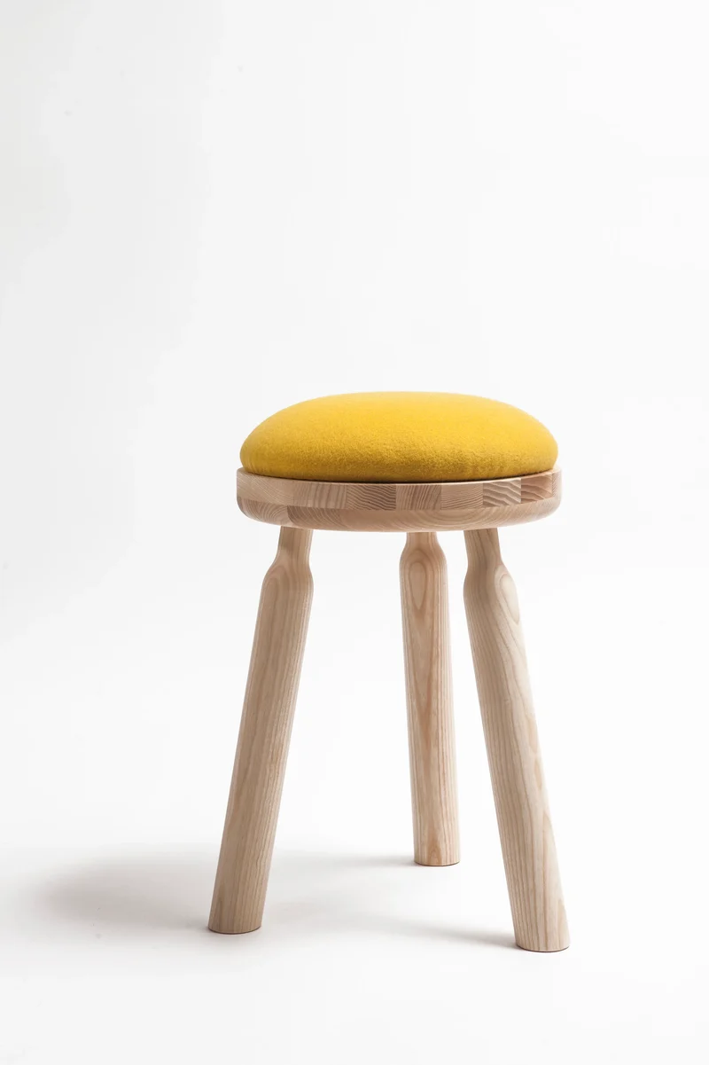 Tabouret Ninna | Frêne massif tourné et laine | Design Carlo Contin
