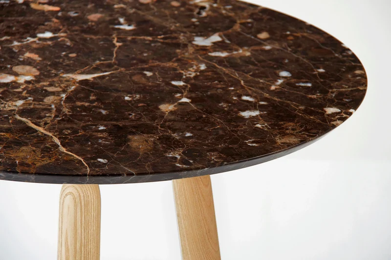 Table Basse Ninna | Frêne massif tourné et marbre Emperador | Design Carlo Contin