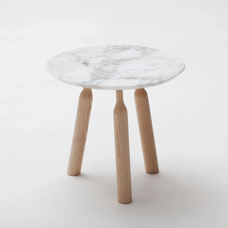 Table Basse Ninna | Frêne massif tourné et marbre Carrare | Design Carlo Contin