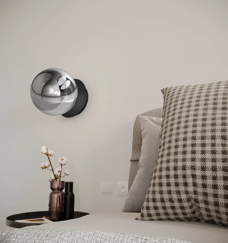 Applique en métal noir et globe en verre opaque