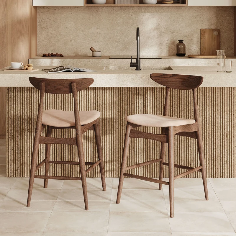 Lot de 2 chaises pour ilot central Josette 63,5 cm en tissu beige et bois d'hévéa foncé