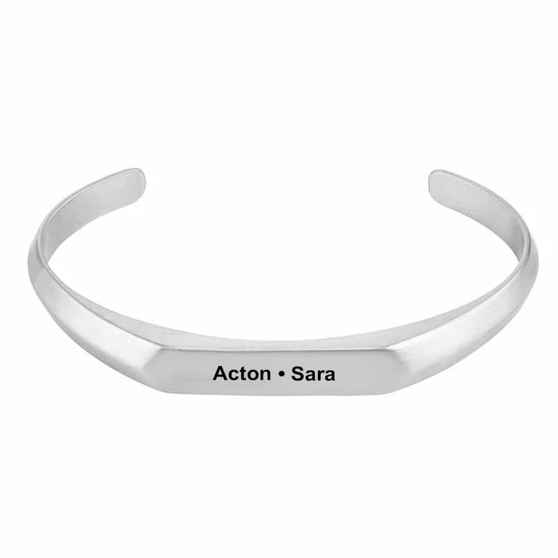 Bracelet de conception de manchette étroite pour hommes gravé personnalisé avec texte prénom